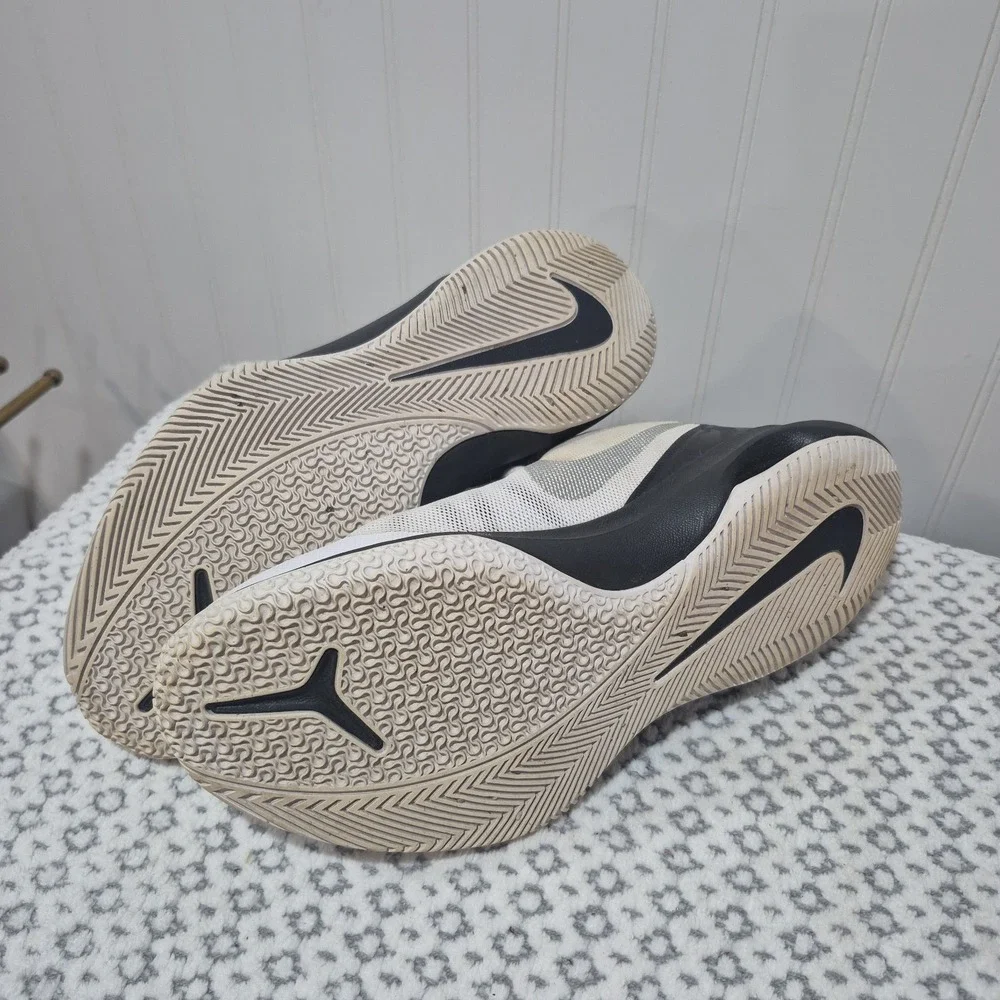 NIKE Size 7.5 Men's Air Versitile II Black And White